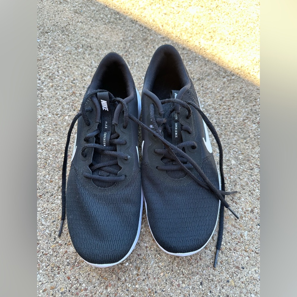 Nike - black size 8 casual sneakers